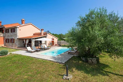 Ferienhaus mit Pool und Klimaanlage