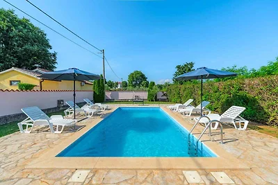 Villa mit Pool und Garten