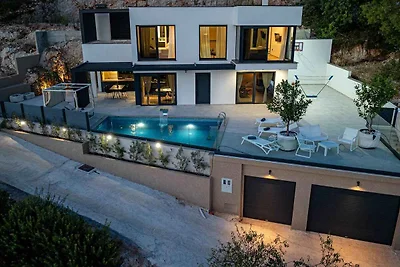 Villa mit Pool und Meerblick