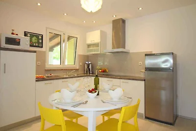 Bungalow mit Aussenpool und Klimaanlage