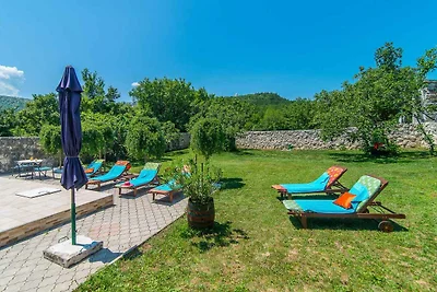 Villa mit Pool und Garten