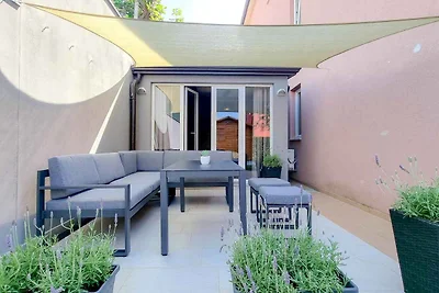 Ferienwohnung mit einer mit Tisch, Stühlen un