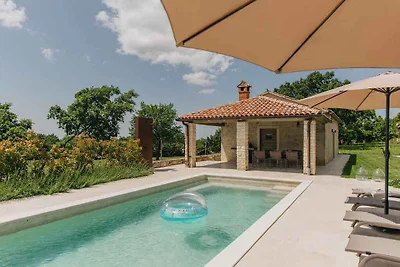 Villa mit Klimaanlage und Aussenpool