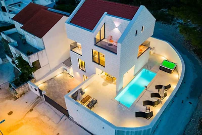 Villa mit Pool und Klimaanlage