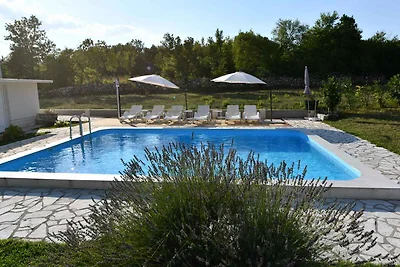 Villa mit Pool und Grillterrasse