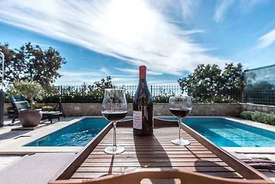 Villa mit Pool und schöner Aussicht