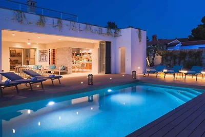 Villa mit Swimmingpool und Meerblick