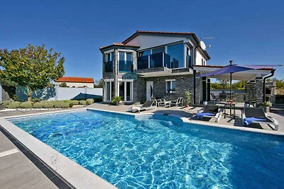 Villa mit Pool und Klimaanlage