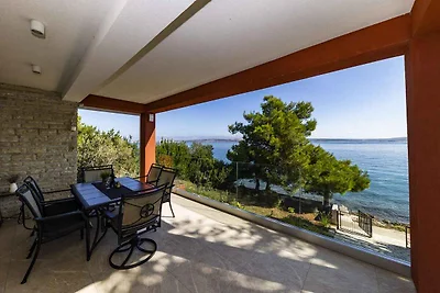 Villa mit Pool und direkt am Strand