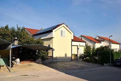 Ferienwohnung mit Terrasse und Parkplatz
