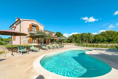 Villa mit Pool und Klimaanlage