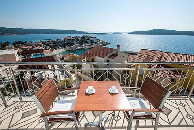 Villa mit Pool und Meerblick