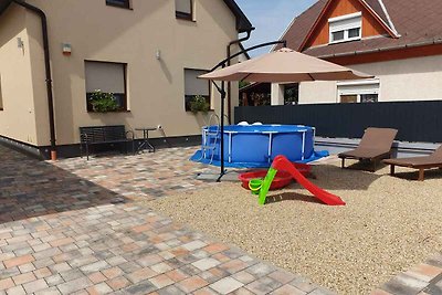 Ferienhaus mit Garten, Pool und Terrasse