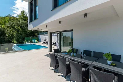 Villa mit Infinity-Pool und Sauna