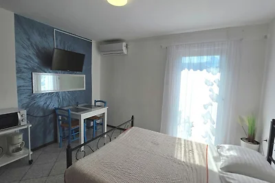 Studio mit Klimaanlage und Balkon