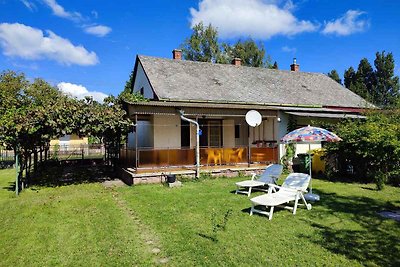 Ferienhaus mit Gartenmöbeln in der Nähe vom