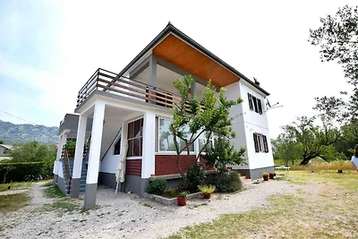 Ferienwohnung mit möbiliertem Balkon