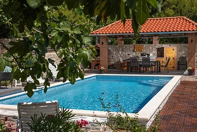 Villa mit Swimmingpool und Gartenküche mit