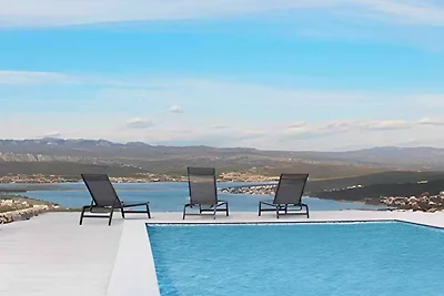 Ferienwohnung mit Pool und Meerausblick