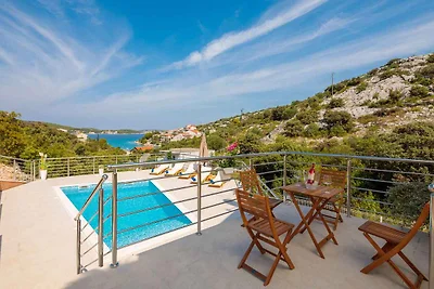 Villa mit beheiztem Aussenpool und Meerblick