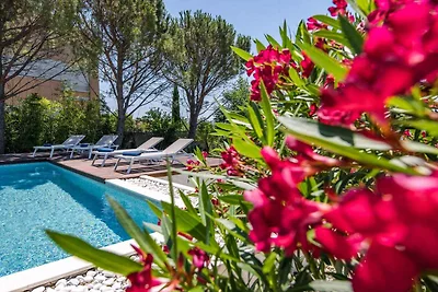Villa mit Pool und Whirlpool