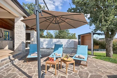 Villa mit Swimmingpool, Sauna und Spielplatz