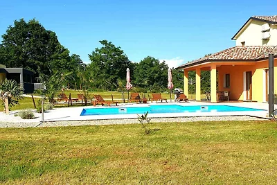 Ferienhaus mit Pool in ruhiger Lage