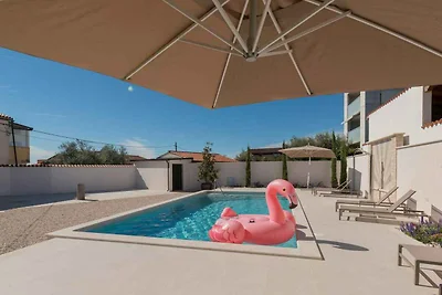 Villa mit Swimmingpool und Grill
