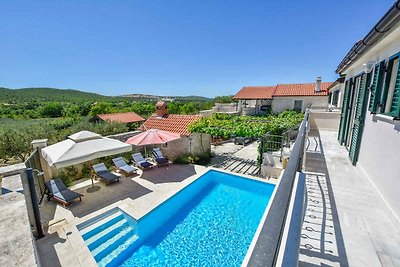 Ferienhaus mit Pool und Grill