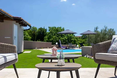 Villa mit Pool und Garten