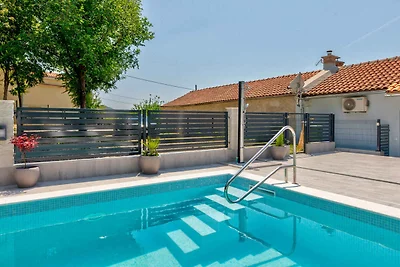 Ferienhaus mit Swimmingpool, Terrasse und