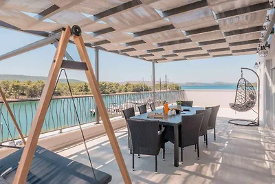 Exklusive Villa am Wasser mit privatem Pool u