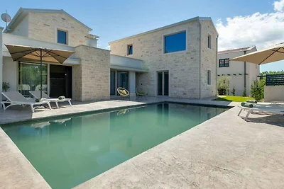 Villa mit Klimaanlage und Pool