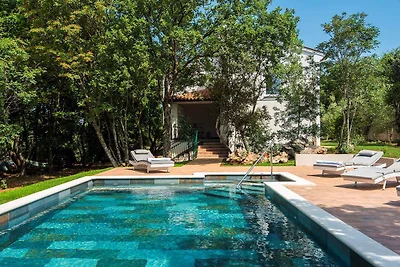 Villa mit Pool in ruhiger Lage