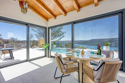 Villa mit beheiztem Pool und Jacuzzi