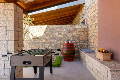 Villa mit Swimmingpool und grosser Terrasse