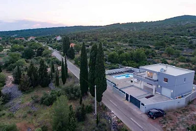 Villa mit Pool und Klimaanlage