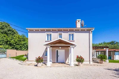 Villa mit Pool und Garten