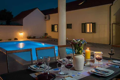 Ferienhaus mit Pool und Grill