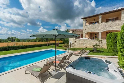 Villa mit Pool und Whirpool
