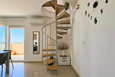 Ferienwohnung mit möbliertem Balkon, Meerblic