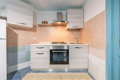 Villa mit Terrasse und Parkplatz