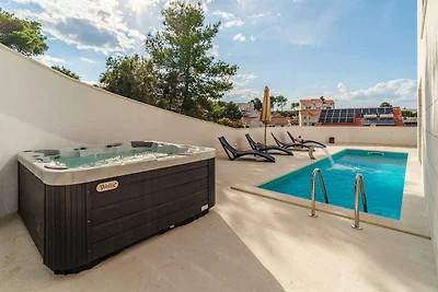 Villa mit Pool und Klimaanlage