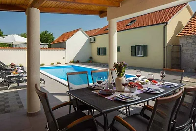 Ferienhaus mit Pool und Grill