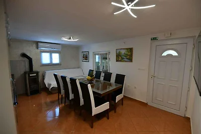 Villa mit Pool und Grillterrasse