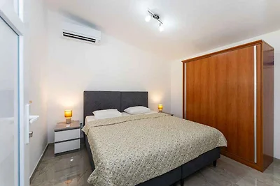 Ferienhaus mit Pool und Tennisplatz