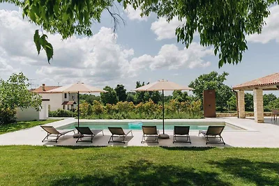 Villa mit Klimaanlage und Aussenpool