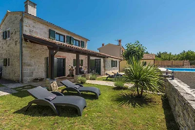 Villa mit Pool und Whirpool