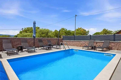 Ferienhaus mit Pool und Klimaanlage
