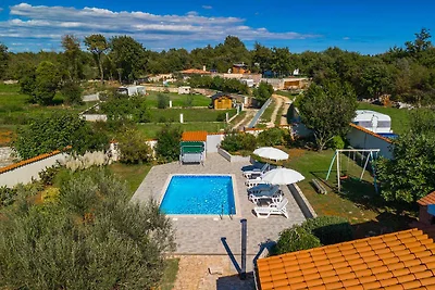 Villa mit Terrasse, Pool und Klimaanlage